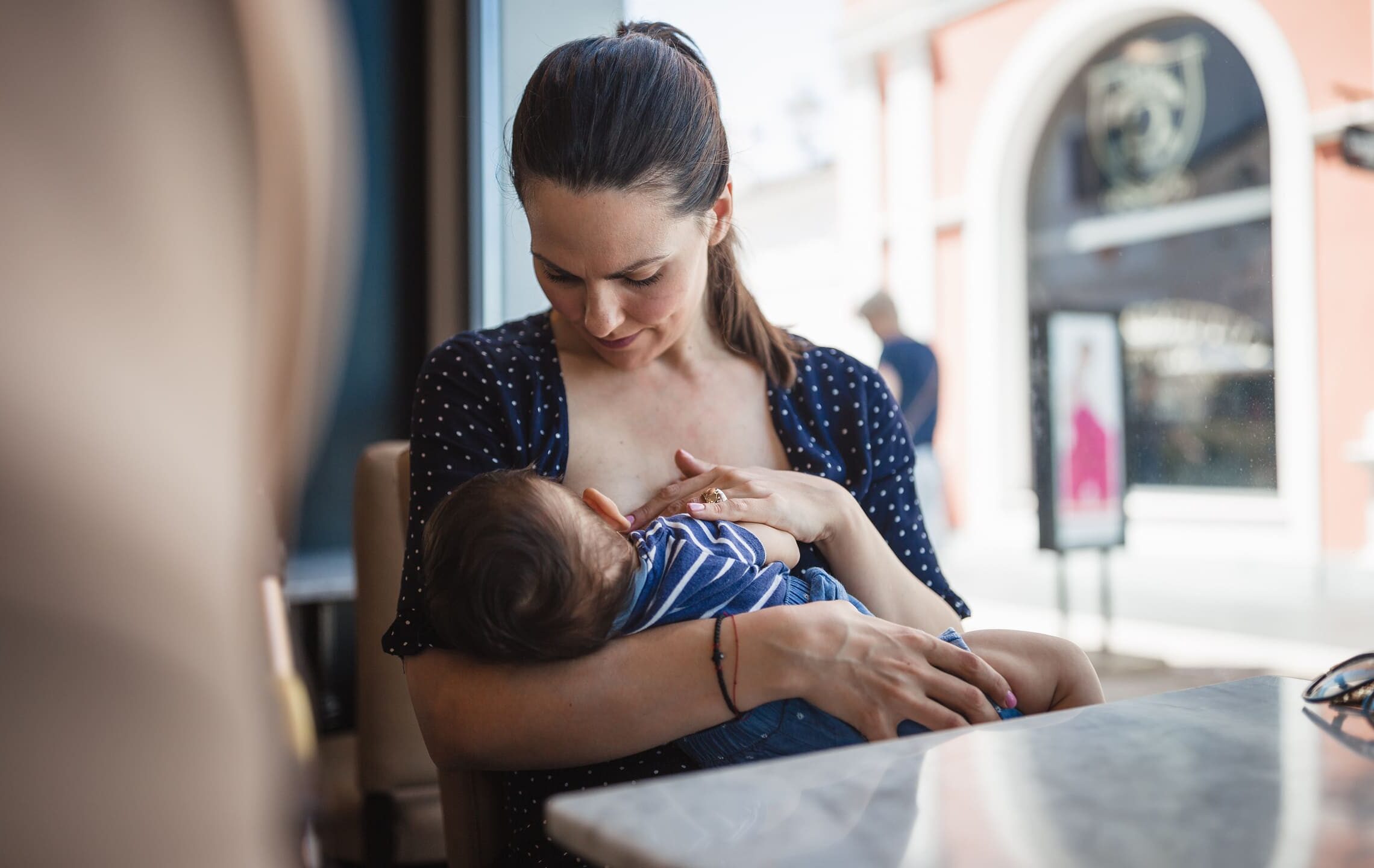 Allaitement au sein : accompagner la mère